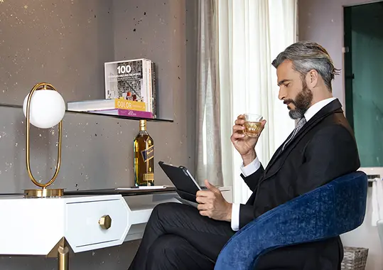 Pareja elegante saliendo del hotel