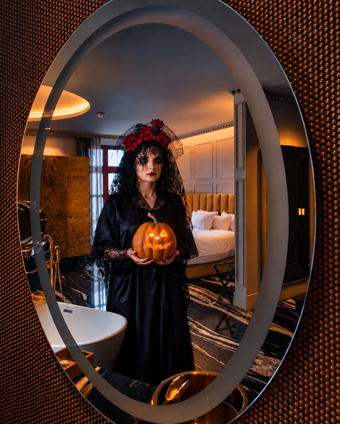 Huésped con disfraz de Halloween en una habitación del hotel