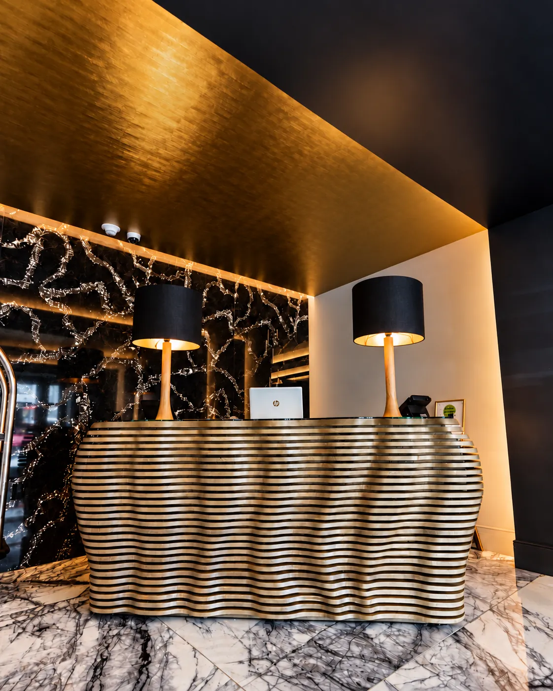 Recepción elegante de L’Perla Hotel Boutique